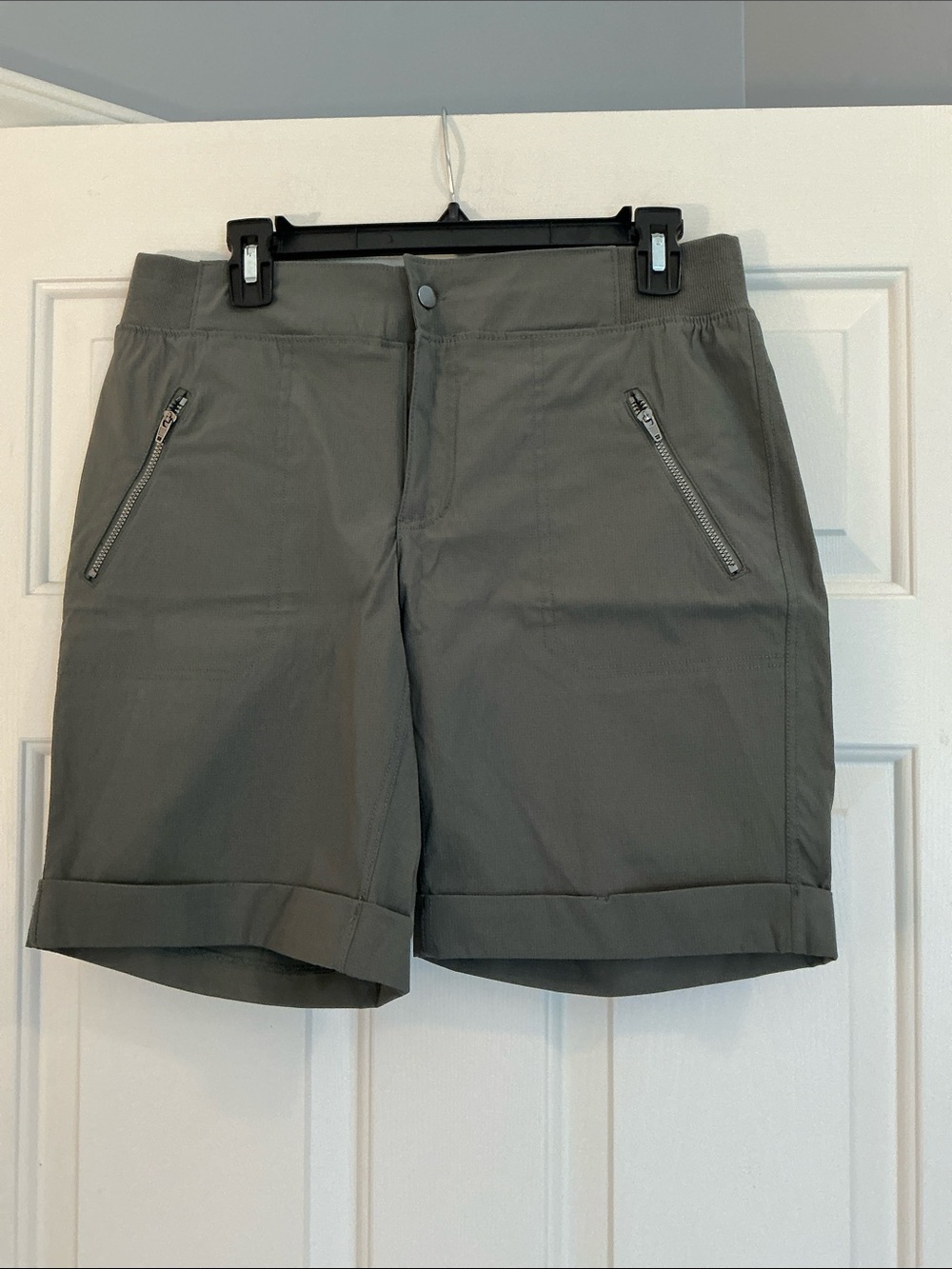 Te Verde Olive Green Women's 9” Bermuda Shorts with Zip Pockets size Medium